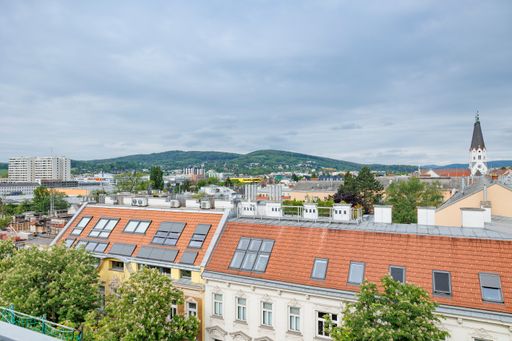 Vorschau Bild von Das 35 Wohneinheiten umfassende Wohnhaus in der Linzer Straße
237A / Zehetnergasse 24 überzeugte nicht nur durch seine
hervorragende Verkehrsanbindung und Infrastruktur – auch die
Aussicht konnte sich sehen lassen.