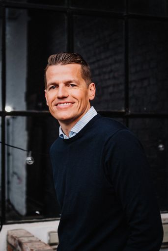 Vorschau Bild von Dennis Gmeiner, CEO beiHOFMANNs freut sich über das
neue Lieferangebot für Privatpersonen in Österreich.