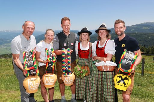 Vorschau Bild von Almsommer-Eröffnung im Salzburger Lungau: (v.l.)
Leo Bauernberger (GF SalzburgerLand Tourismus),Christina Bauer
(Bäuerin aus dem Lungau, "Backen mit Christina), Ski-Weltcupfahrer
Otmar Striedinger, Hannah Kersch und Nina Mandl (Marketenderinnen
der Samsongruppe St. Margarethen) und Snowboard-Dreifachweltmeister
Andi Prommegger.