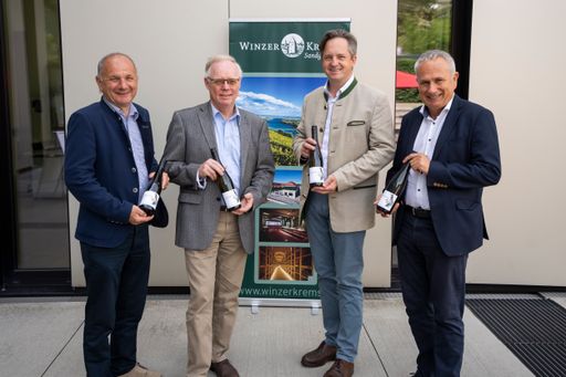 WINZER KREMS Obmann Florian Stöger, Prof. Dr.
Reinhard Töpfer vom Julius Kühn-Institut, Abg.z.NR, Präsident der NÖ
Landwirtschaftskammer und Weinbaupräsident Johannes
Schmuckenschlager, WINZER KREMS Geschäftsführer Ing. Ludwig Holzer,
MSc
