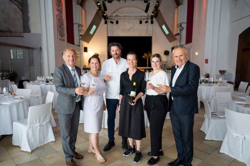 Vorschau Bild von WINZER KREMS Obmann Florian Stöger, DS Annemarie
Foidl, Sternekoch Thomas Dorfer, Susanne Dorfer-Bacher und Katharina
Gnigler, Sommeliere vom Landhaus Bacher sowie Geschäftsführer Ing.
Ludwig Holzer, MSc