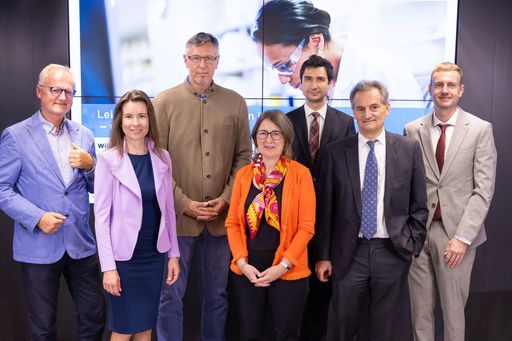  https://www.apa-fotoservice.at/galerie/33353 BILD zu OTS - vlnr
Dr. Martin Gleitsmann, Unternehmensberater und Senior Research
Fellow bei Economica Institut für Wirtschaftsforschung, DI Ines
Unfried, MBA, Lead Governmental Affairs & Patient Affairs Janssen
Austria, Hon. Prof. (FH) Dr. Bernhard Rupp, MBA, Leiter der
Abteilung Gesundheitspolitik, Kammer für Arbeiter und Angestellte
für Niederösterreich, Mag. Elisabeth Weigand, MBA, Geschäftsführung
Pro Rare Austria – Allianz für seltene Erkrankungen, Univ. Prof. Dr.
Karl Stöger, Leiter des Instituts für Ethik & Recht in der Medizin,
Univ. Prof. Dr. Richard Greil, Univ. Klinik Salzburg, Leiter der
Klinischen Abteilung für Innere Medizin III, Leiter des Salzburger
Cancer Research Instituts (SCRI), Leiter des Cancer Cluster
Salzburg, Präsident Austrian Group of Medical Tumor Therapy (AGMT),
Priv.-Doz. DDr. Gernot Fugger, Oberarzt Psychiatrische Tagesklinik,
Universitätsklinikum St. Pölten - Lilienfeld