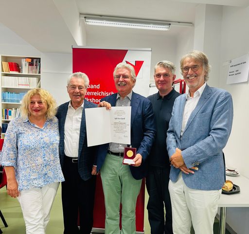 VÖV-Vorstandssitzung vom 26.6.2023 - v.l. Maga.
Beate Gfrerer/ Vorsitzende des Pädagogischen Ausschusses, Dr. Heinz
Fischer/ VÖV-Präsident, VÖV-Ehrenmitglied RegR Hans Spieß (VHS
Burgenland), VÖV-Generalsekretär Dr. John Evers und VÖV-Vorsitzender
Dr. Gerwin Müller