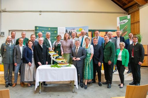 Reihe 1 (v.l.): Oberst DI Andreas Berger, DI
Philipp Karoshi (RWA), Andrea Wagner (Vizepräsidentin LK-NÖ),
Bischof Dr. Alois Schwarz, LR DI Ludwig Schleritzko, NR-Abg. Martina
Diesner-Wais, BH Dr. Markus Peham, Generalsekretär BML DI Günter
Liebel, BH Mag. Manuela Herzog, COO DI Florian Mayer (RWA) / Reihe 2
(v.l.): Josef Zehetgruber (LFS Edelhof), DI Erwin Arocker, LAbg.
Bgm. Franz Mold, Hubert Hofbauer (Saatzucht LFS Edelhof), Dr. Johann
Blaimauer (RWA), DI Sissy Zechner (Saatzucht LFS Edelhof), Dir. DI
Michaela Bauer-Windischhofer (LFS Edelhof), LSI Dipl.-HLFL.-Ing.
Karl Friewald MA, Landesgüterdirektor Dipl.-Päd. Ing. Erhard Kührer,
HR Mag. Helmuth Sturm (Land NÖ), Obmann Saatgut Austria Dr. Michael
Gohn, Wolfgang Gwiß und Ing. Wolfgang Häusler (beide Lagerhaus GF
Zwettl)