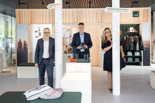 Vorschau Bild von Stolz auf die Eröffnung des weltweit ersten
SWAROVSKI OPTIK Stores in den Swarovski Kristallwelten sind v.l.n.r.
Stefan Hämmerle, Vorstand Marketing & Sales Swarovski-Optik AG & Co
KG., Stefan Isser, Geschäftsführer Swarovski Kristallwelten, Carina
Schiestl-Swarovski, Vorsitzende des Beirates und Aufsichtsrates der
Swarovski-Optik AG & Co KG.