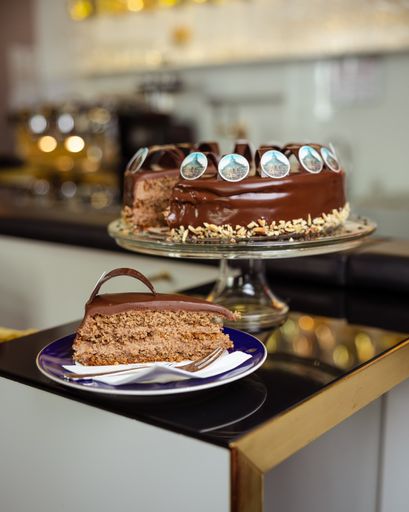 Die Gerstner Rotunden Torte - 150 Jahre
Weltausstellung mit saftigem Nussboden und Schokoladen-Oberscreme.