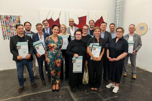  https://www.apa-fotoservice.at/galerie/33483 1. Reihe vorne im
Bild v.l.n.r.: Andrea Gebhart (Höttges), Ulrike Wildling (Decorating
Company Wildling), Nici Wührer (Höttges), Anna M. Del Medico
(Autorin), 2. Reihe im Bild v.l.n.r.: Martin Aigner (Lichtprojekt am
See), Heinz Eisner (Schlaf(T)raum), Nina Schulmeister (HandWERK),
Sandra Haischberger (Feinedinge* Porzellanmanufaktur), Michael Stein
(Herausgeber/medianet), Gerald Wurz (SunSquare) 3.Reihe hinten im
Bild v.l.n.r.: Christian Ortmann (Ortmann Gartengestaltung), Manfred
Preloschnik (Preloschnik – Welcome to the kitchen), Pietrasch Andy
(Kare Designhaus), Martin Vertetics (Paola Lenti by Kramer &
Kramer), Robert Eisenberger (Inside Einrichtungen)