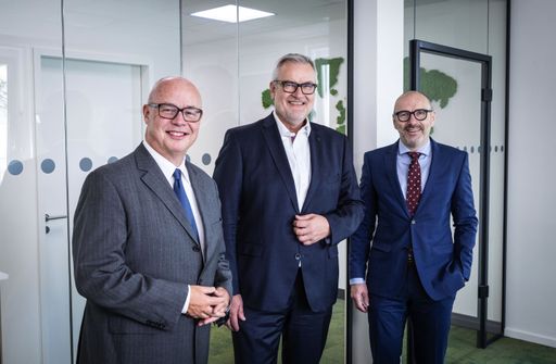 Die Unternehmensgruppe der dpa Deutsche Presse-Agentur hat bei
ihrer 74. Gesellschafterversammlung in Hamburg erneut positive
Geschäftszahlen präsentiert. (V.l.n.r.) Sven Gösmann
(dpa-Chefredakteur), David Brandstätter (Vorsitzender
dpa-Aufsichtsrat), Peter Kropsch (Vorsitzender der
dpa-Geschäftsführung). / Die Verwendung dieses Bildes für
redaktionelle Zwecke ist unter Beachtung aller mitgeteilten
Nutzungsbedingungen zulässig und dann auch honorarfrei.
Veröffentlichung ausschließlich mit Bildrechte-Hinweis.