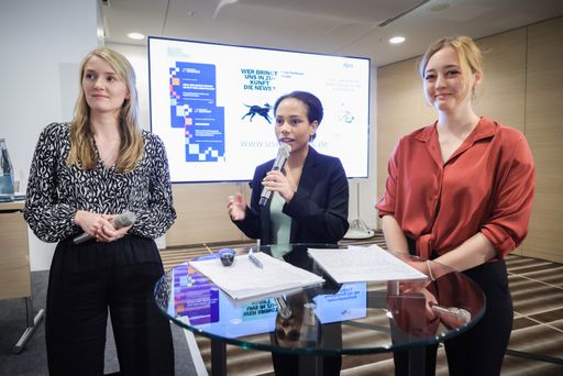 Vorschau Bild von 74. Gesellschafterversammlung der dpa Deutsche Presse-Agentur
GmbH in Hamburg: Vanessa Bitter, Joyce Noll und Anna Ross stellen
die Aktivitäten des Projektes #UseTheNews vor. Dabei steht die
Förderung der Nachrichtenkompetenz junger Menschen im Mittelpunkt. /
Die Verwendung dieses Bildes für redaktionelle Zwecke ist unter
Beachtung aller mitgeteilten Nutzungsbedingungen zulässig und dann
auch honorarfrei. Veröffentlichung ausschließlich mit
Bildrechte-Hinweis.