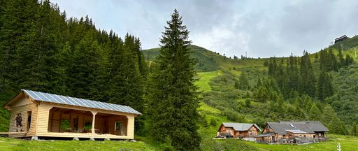  Der neue KEGELstad´l befindet sich direkt bei der
Mittelstation. Es geht auf alle "NEUNE"
