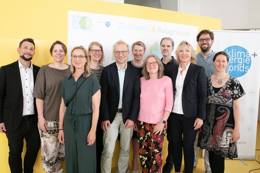 https://www.apa-fotoservice.at/galerie/33611 Das erweiterte Team
des Forschungsprojekts ZxB (Zinshaus x Baugruppe) v.l.n.r.: Markus
Rumelhart (Bezriksvorstehung Mariahilf), Monika Grussmann (baukult
ZT GmbH), Beatrix Vogler-Kautz (inigbw -Initiative Gemeinsam Bauen
und Wohnen), Petra Hendrich (realitylab), Bernd Vogl (Klima- und
Energiefonds), Regina Lettner (baukult ZT GmbH), Sonja Stepanek
(inigbw), Gerhard Hofer (e7 energy innovation & engineering), Erika
Kindermann (Infina), Micha Schober (realitylab), Constance Weiser
(inigbw)