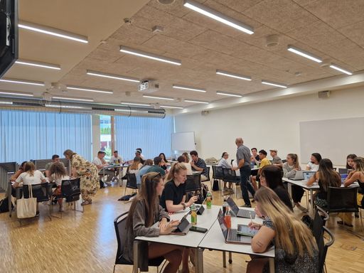 Der Workshop zum Thema Energiewende im lokalen und glauben
Kontext mit Prof. Dr. Miranda Schreurs (TU München) war eine der
vielzähligen, gut besuchten Veranstaltungen der
Nachhaltigkeitswoche.