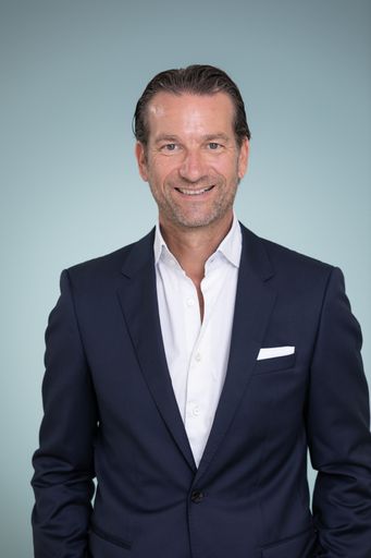 Vorschau Bild von Oliver Krizek, CEO und Gründer der NAVAX
Unternehmensgruppe: „Ich freue mich besonders mit Martina Neumayr
eine Expertin mit langjähriger Erfahrung im
Finanzdienstleistungs-Sektor an der Spitze der NAVAX Software GmbH
zu haben. Sie rundet damit mein Team in der Geschäftsführung ab."