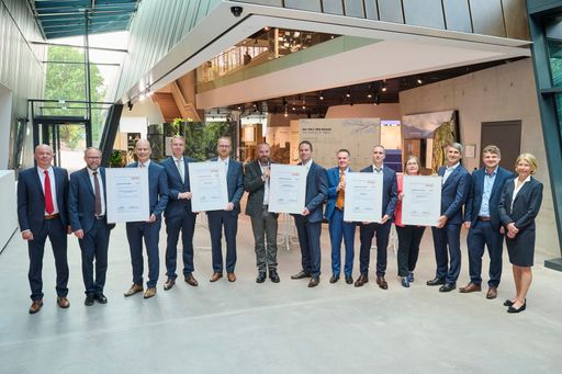 Anke Kleinschmit, STIHL Vorständin Entwicklung, (rechts) und Marc
Moser, Bereichsleiter Einkauf (links), mit den Lieferanten des
Jahres 2022. / Die Verwendung dieses Bildes für redaktionelle Zwecke
ist unter Beachtung aller mitgeteilten Nutzungsbedingungen zulässig
und dann auch honorarfrei. Veröffentlichung ausschließlich mit
Bildrechte-Hinweis.