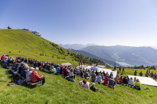 Vorschau Bild von Im Anschluss fand die Bergmesse mit Pfarrer Ananda
Reddy Gopu aus Kaprun statt, bei traumhafter Bergkulisse und Blick
auf den Zeller See.