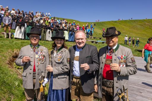 Vorschau Bild von Schmitten-Vorstand Dr. Erich Egger mit der
Historischen Schützenkompanie Zell am See.