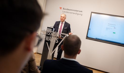 Vorschau Bild von Rossauer Kaserne, Wien, Österreich. Der Leiter des
Entwicklungsteams, Herbert Binder vom Bundesheer präsentiert live
die Plattform 'bundesheeronline'