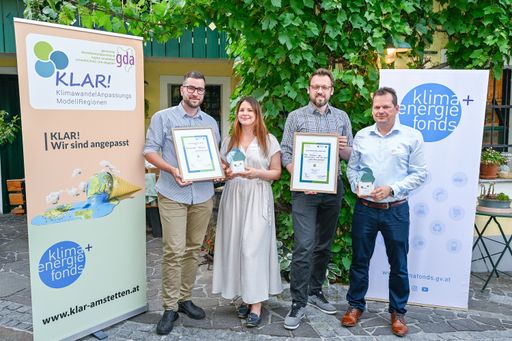  (v.l.n.r.): Alexander Wimmer (KLAR!-Manager des
Jahres 2023; KLAR! Südliches Weinviertel), Marie-Christine
Hopfgartner (BMK), Christian Hütter (KLAR! Weiz-Gleisdorf) und
Gernot Wörther (stv. Geschäftsführer Klima- und Energiefonds)