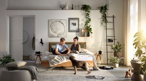  Neue Bildwelt von ADA Mindful living. Bett Demadra mit einer
Szene wie direkt aus dem Leben gegriffen.