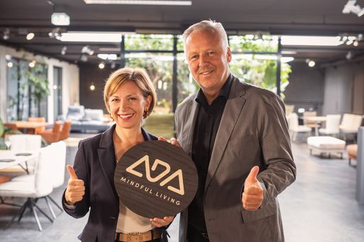 Vorschau Bild von CMO Margot Wisiak und Vorstand Gerhard Vorraber stellen die neue
Marke "ADA. Mindful living" vor.