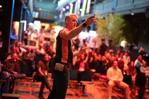 Vorschau Bild von Auf der Last Mile City Logistics (LMCL) in Berlin fand ein
intensiver Dialog zwischen Logistikunternehmen und
KEP-Dienstleistern, innovativen Unternehmen sowie Stadtplanern und
Immobilienwirtschaft über die Zukunft der City Logistik in einem
modernen Confex-Format statt. / Die Verwendung dieses Bildes für
redaktionelle Zwecke ist unter Beachtung aller mitgeteilten
Nutzungsbedingungen zulässig und dann auch honorarfrei.
Veröffentlichung ausschließlich mit Bildrechte-Hinweis.