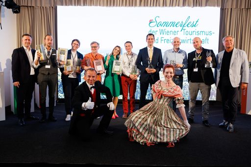 Jubelstimmung mit Trophäen: Gemeinsam mit
WKW-Präsident Walter Ruck (r.), Tourismusobmann Markus Grießler (l.)
und natürlich Schani & Jetti feierten die Kategoriesieger ihre
Auszeichnungen. Sie haben die schönsten Gastgärten und besten
Freizeitangebote des Jahres.