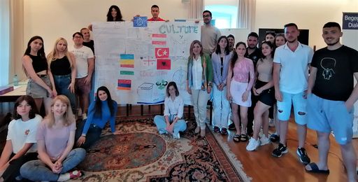 Die TeilnehmerInnen der EYFON PeaceDays 2023 mit dem von Ihnen
gestalteten "Peace Puzzle of the World"