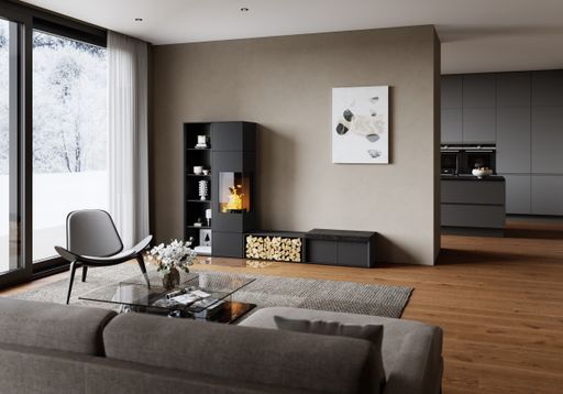 Vorschau Bild von RIKA CONNECT WOOD mit Eckeinsicht, optionalem
Wärmespeicherpaket, Glasbodenplatte, Schrank mit Einlegeböden,
Scheitholz-Stauraum, Sitzbank mit schwarzen Dekortüren und
Leder-Sitzbezügen.