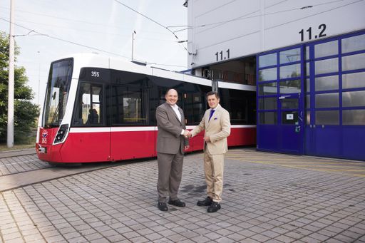  Stadtrat Peter Hanke bedankt sich für gute
Zusammenarbeit mit Schienenfahrzeughersteller Alstom