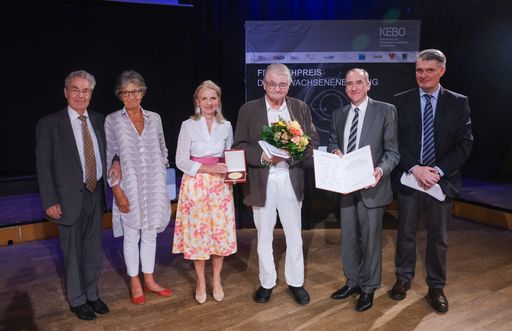 Axel Corti-Preisträger Peter Turrini mit Heinz
Fischer (VÖV-Präsident), Cecily Corti, Gabriele Hofer-Stelzhammer
(ARGE BHÖ), Michael Sturm (BFI) und John Evers (Büro Medienpreise)