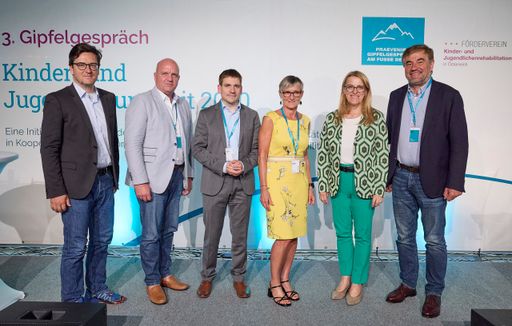 © photonews.at/Georges Schneider - Reichenau an der
Rax (NÖ) 28.06.2023 - Heute fand im Parkhotel Hirschwang das 3.
PRAEVENIRE Gipfelgespräch im Rahmen der Leadership-Kampagne des
Fördervereins Kinder- und Jugendlichenrehabilitation in Österreich
unter dem Motto 'KINDER- UND JUGENDGESUNDHEIT 2030' statt. PHOTO:
(v.L), Alexander Hagenauer,(Gen.Dir. Stv. der ÖGK), Markus Wieser,
(Obmann des Fördervereins Kinder- und Jugendlichenrehabilitation in
Österreich). Paul Plener, (Leiter Uniklinik für Kinder- und
Jugendpsychiatrie MedUni Wien), Gudrun Seiwald, (ÖGK), Ulrike
Königsberger-Ludwig, (NÖ Gesundheits-LR), Peter Voitl, (Facharzt für
Kinder- und Jugendheilkunde).
