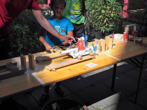 Kinder in der Stadt Wien-Bücherei Erdbergstraße
tüfteln beim Fahrzeugbau mit einem Vermittler des Vereins
ScienceCenter-Netzwerk.