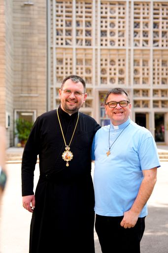 Weihbischof Maksim Ryabukha SDB und Provinzial P. Siegfried
Kettner SDB vor der Salesianerpfarre in Neuerdberg.