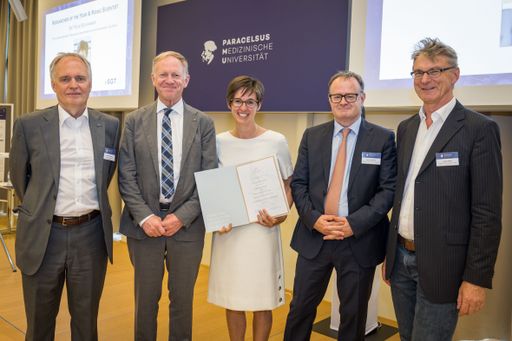 Beim "Science Get Together 2023" ausgezeichnet zum
"Researcher of the Year 2023" der Paracelsus Universität: Dr. Elke
Boxhammer, Universitätsklinik für Innere Medizin II, Uniklinikum
Salzburg. Im Bild (v.l.): PMU-Vizerektor Nürnberg Univ.-Prof. Dr.
Theodor Fischlein, PMU-Rektor Univ.-Prof. Dr. Wolfgang Sperl, Dr.
Elke Boxhammer, Univ.-Prof. Dr. Sascha Pahernik (Dekan für Forschung
PMU Nürnberg) und Univ.-Prof. Dr. Ludwig Aigner. PMU-Vizerektor für
Forschungsangelegenheiten.