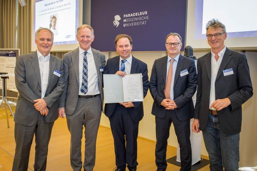 Vorschau Bild von BILD zu OTS - Beim "Science Get Together 2023"
ausgezeichnet zum "Researcher of the Year 2023" der Paracelsus
Universität: A.o. Univ.-Prof. Dr. Michael Lichtenauer,
Universitätsklinik für Innere Medizin II, Uniklinikum Salzburg. Im
Bild (v.l.): PMU-Vizerektor Nürnberg Univ.-Prof. Dr. Theodor
Fischlein, PMU-Rektor Univ.-Prof. Dr. Wolfgang Sperl, a.o.
Univ.-Prof. Dr. Michael Lichtenauer, Univ.-Prof. Dr. Sascha Pahernik
(Dekan für Forschung PMU Nürnberg) und Univ.-Prof. Dr. Ludwig
Aigner. PMU-Vizerektor für Forschungsangelegenheiten.