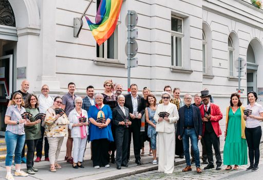 Ortrun Gauper veranstaltet mit QUEER MOMENTS
inklusive Events in Simmering, um gesellschaftliche Barrieren im
Alltag sichtbar zu machen