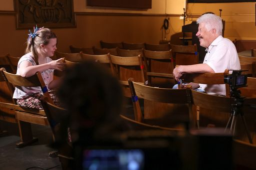 Vorschau Bild von Flora Rabinger interviewt Hans Knauss in den
Breitenseer Lichtspielen.