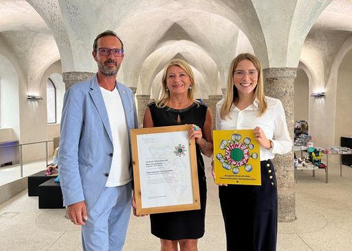 Auf nachhaltigen Wegen mit dem Österreichischen
Umweltzeichen: Peter Paul Mölk (Obmann von Innsbruck Tourismus) und
Barbara Plattner (Geschäftsführerin von Innsbruck Tourismus, r.)
zusammen mit Christine Keth (Geschäftsführerin IIR & Convention
Bureau, Mi.).