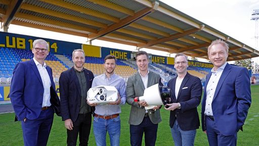 Vorschau Bild von Christoph Niemöller (Geschäftsführer bei Kronen
Zeitung und Mediaprint), Jochen Kerschenbauer (Gründer und
Geschäftsführer fan.at), Christian Muckenhuber (Geschäftsführer
fan.at von Krone Seite), Valentin Bauer (Geschäftsführer fan.at von
RS Digital Seite), Roland Schmid (Geschäftsführer und Inhaber von RS
Digital) und Gerhard Valeskini (Geschäftsführer bei Kronen Zeitung
und Mediaprint)