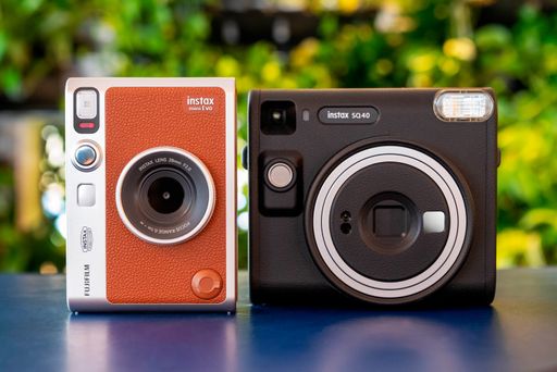  Lifestyle Shot der neuen INSTAX mini Evo Brown und SQ40