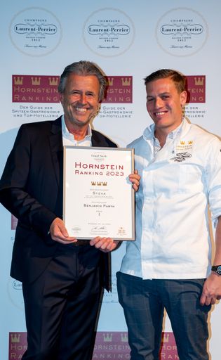  Thomas Schreiner (li.), Herausgeber des
Hornstein-Rankings und Vice President von Laurent-Perrier D, Ö und
CH gratuliert dem Tiroler Spitzenkoch Benjamin Parth
(Gourmetrestaurant Stüva/Hotel YSCLA in Ischgl) zur Erstplatzierung
in Tirol und Österreich.