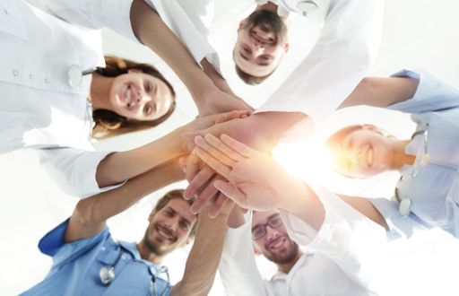 Join our Team: Mehr als zwei Drittel der befragten
Pflegekräfte geben in der von der FH Burgenland durchgeführten
Bedarfsanalyse an, nicht ausreichend Personal für eine angemessene
Versorgungskontinuität in der Institution vorzufinden.