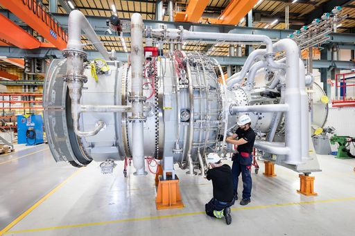 Fertigung einer Gasturbine SGT 800 - Quelle:
https://press.siemens-energy.com/ / Die Verwendung dieses Bildes für
redaktionelle Zwecke ist unter Beachtung aller mitgeteilten
Nutzungsbedingungen zulässig und dann auch honorarfrei.
Veröffentlichung ausschließlich mit Bildrechte-Hinweis.
