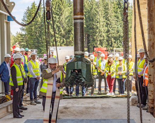  Meißelweihe bei Eavor in Geretsried / Die Verwendung dieses
Bildes für redaktionelle Zwecke ist unter Beachtung aller
mitgeteilten Nutzungsbedingungen zulässig und dann auch honorarfrei.
Veröffentlichung ausschließlich mit Bildrechte-Hinweis.