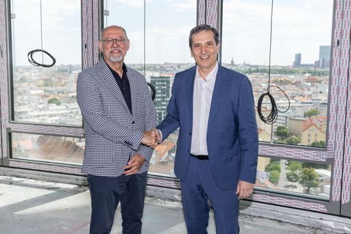 https://www.apa-fotoservice.at/galerie/33659/ Dr. Klaus Miro, Geschäftsführer des VIO PLAZA & Filippo Fontana,
Geschäftsführer von AstraZeneca Österreich