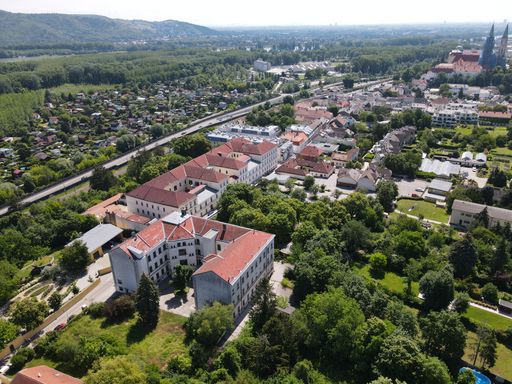 Vorschau Bild von Bild zu OTS – Die ATOMOS Klinik Klosterneuburg wird auf dem Areal
des ehemaligen Geriatriezentrums entstehen. Das nachhaltig geplante
Projekt kombiniert die Revitalisierung des denkmalgeschützten
Altbestandes und einen Neubau. Zusätzlich sind auf dem Areal mit
"Open End Martinstraße" Wohngemeinschaften mit optionaler Betreuung
für Seniorinnen und Senioren vorgesehen. Die Eröffnung der
ambulanten Klinik ist für Anfang 2026 geplant.