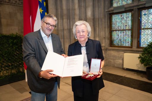 Stadtrat Peter Hacker zeichnete Obfrau Christl
Weinberger vom Flüchtlingsprojekt Ute Bock mit dem Silbernen
Ehrenzeichen für Verdienste um das Land Wien aus.