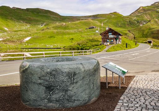  Eröffnung der Schau "100 Jahre Karl Prantl" auf der
Großglockner Hochalpenstraße. Im Bild das Ausstellungsstück "Stein
zur Meditatiion - Ring" bei der Fuscher Lacke.
