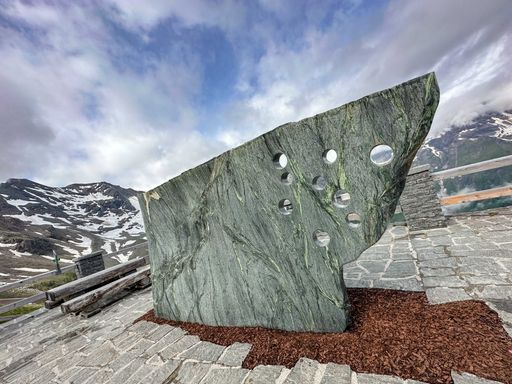 Vorschau Bild von Eröffnung der Schau "100 Jahre Karl Prantl" auf der
Großglockner Hochalpenstraße. Im Bild der Stein "Meditation - Engel"
am Fuscher Törl.