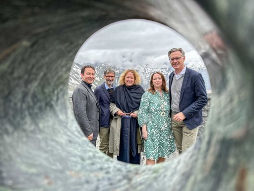 Vorschau Bild von Eröffnung der Schau "100 Jahre Karl Prantl" auf der
Großglockner Hochalpenstraße. Im Bild der Durchblick durch den Stein
"Meditation - Engel" am Fuscher Törl.